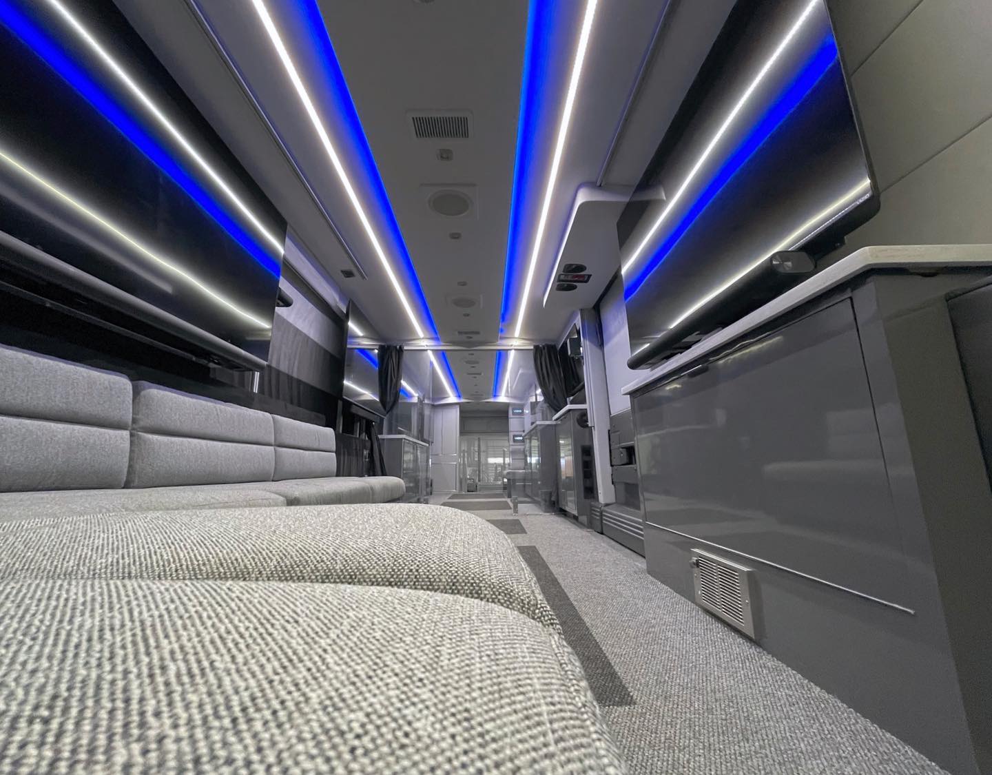 Luxury-Corporate-Coach_Executive-Marketing_Vizio-Bus_Product-Display-Vehicle.jpg (187 KB)