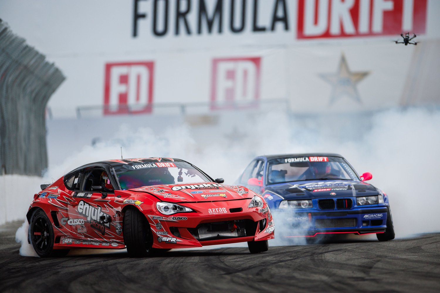 A picture of two drift cars, one red, one blue